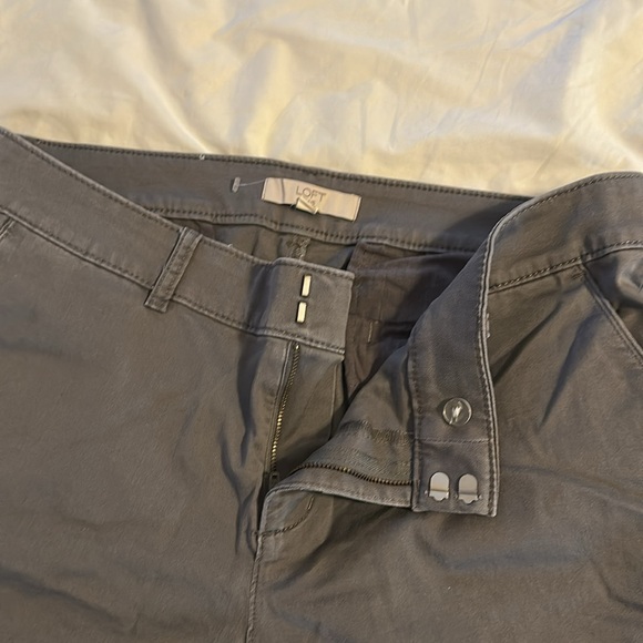 Loft Plus Grey flat front shorts with pockets and three fasteners size 16 - Picture 2 of 4